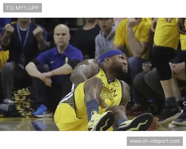 篮球比赛中通过内线假掩护撕扯防线的配合演练